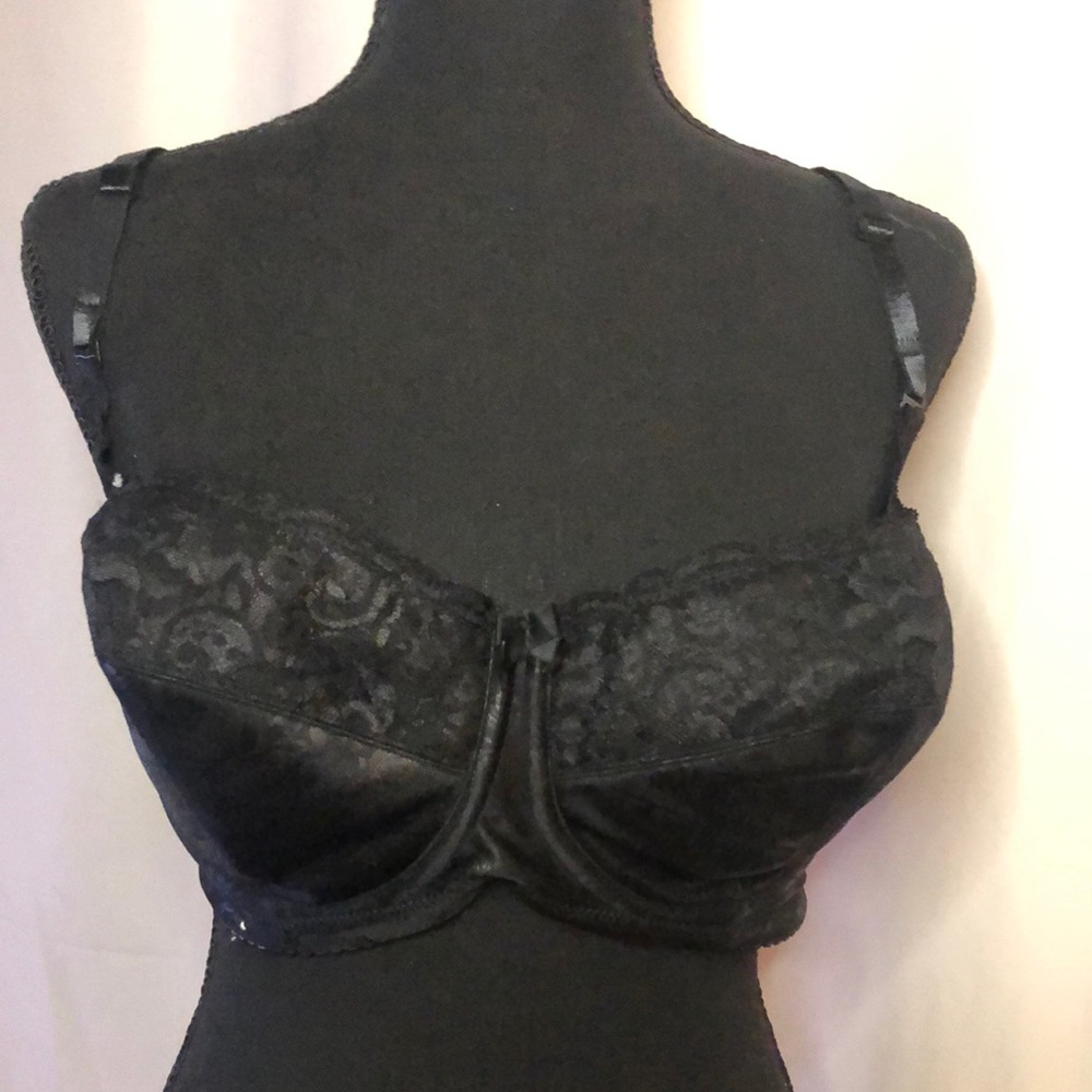 LILYETTE black lace Size 38 D comfort lace minimizer bra.